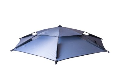 Rüzgardan büyük şemsiye ve beyaz arka planda izole güneş