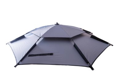 Rüzgardan büyük şemsiye ve beyaz arka planda izole güneş