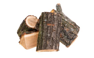 Doğranmış odun beyaz arka planda izole edilmiş