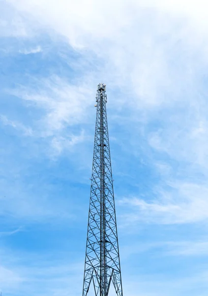 Мобільна Вежа Фоні Блакитного Неба — стокове фото