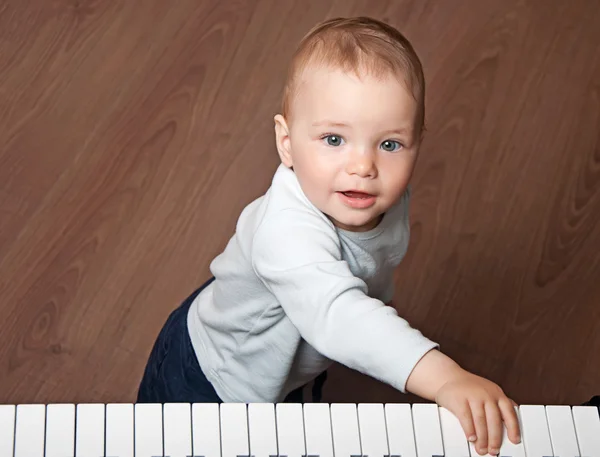 Niño tocar música en el teclado del piano — Foto de Stock