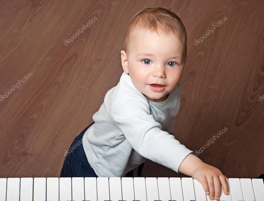 child play music on piano keyboard