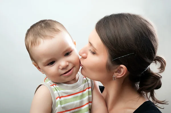 Madre e figlio su bianco e grigio — Foto Stock