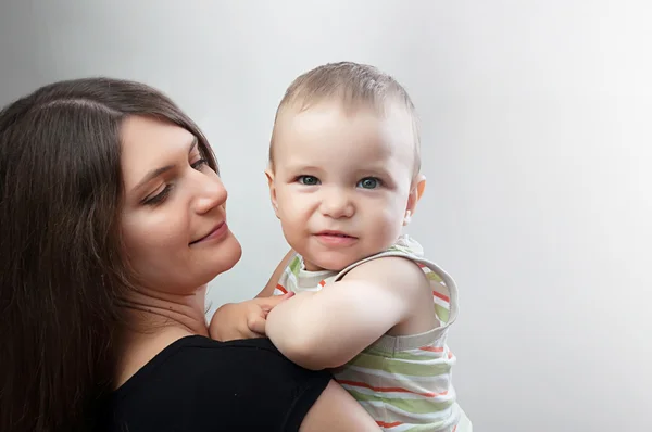 Matka a dítě na bílém pozadí — Stock fotografie