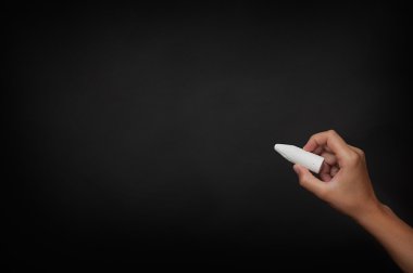 Tebeşir yazı tahtası üzerinde tutan el
