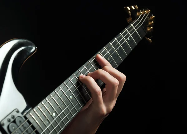 Guitarrista mão tocando guitarra sobre preto — Fotografia de Stock