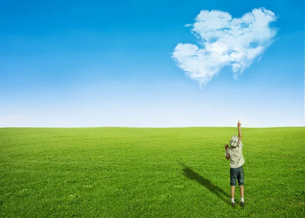 Jongen veld wolken in de vorm van hart — Stockfoto