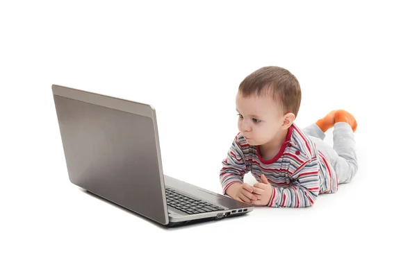 Маленький мальчик и ноутбук изолированы — стоковое фото