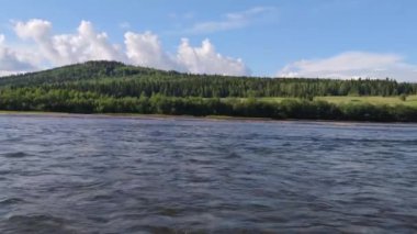 Vishera nehrinde şeffaf su