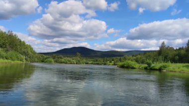 Vishera nehrinde şeffaf su