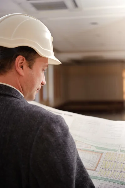 Ingenieur kijken naar plannen. — Stockfoto