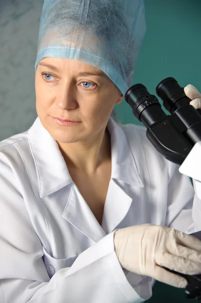 Portret van een vrouwelijke arts met een Microscoop. — Stockfoto