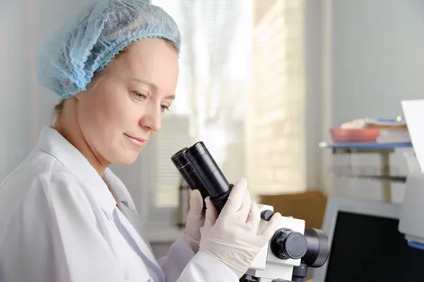 Médico com microscópio. — Fotografia de Stock