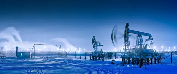 Зимняя ночь панорамный нефтяной насос . Стоковое Изображение
