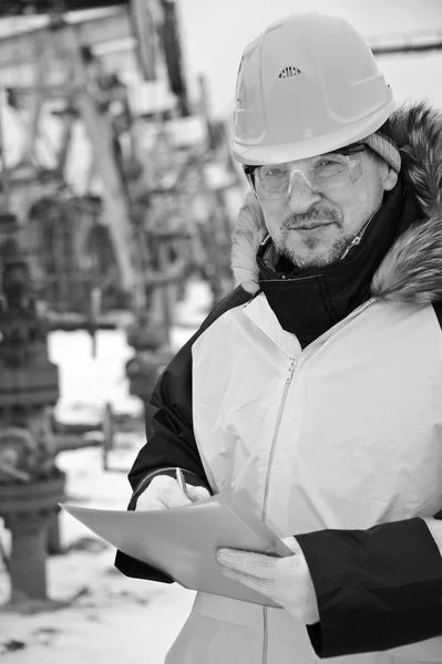 Lavoratore in un giacimento petrolifero — Foto Stock