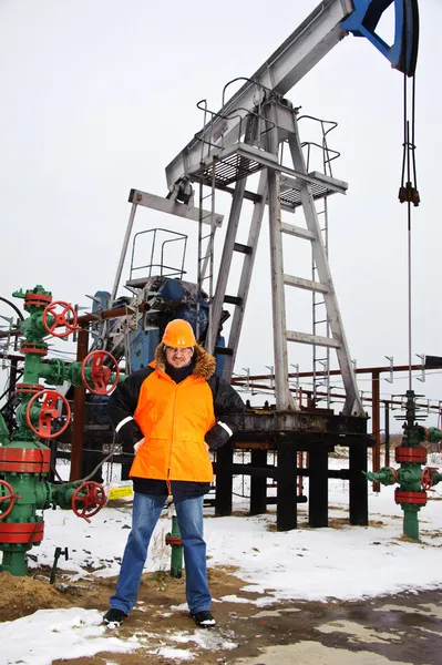 Trabajador en un campo petrolero . — Foto de Stock