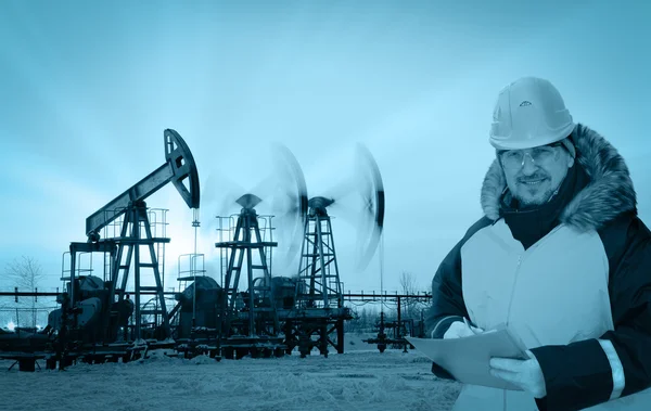 Ingeniero en un campo petrolero — Foto de Stock