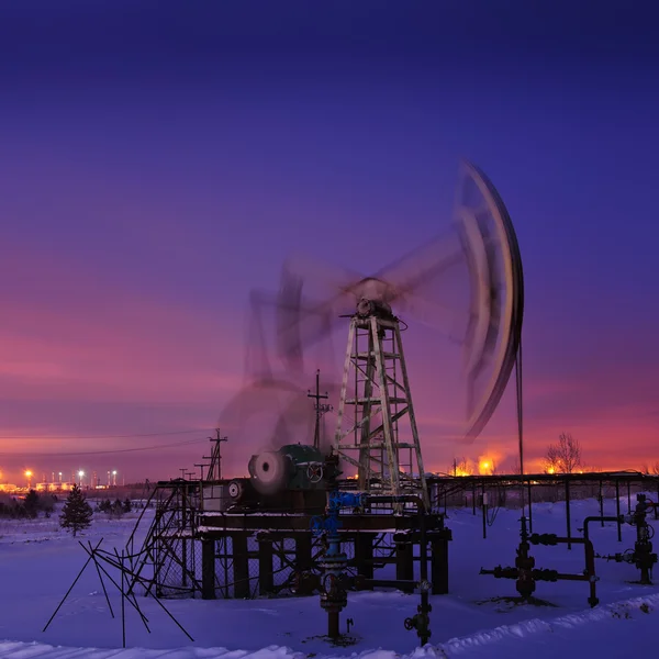 Plataforma de aceite en la noche. — Foto de Stock