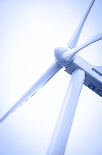 Elektřina generování větrný mlýn. tónovaný. — Stock fotografie