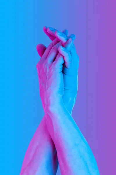Handen in een surrealistische stijl in violet blauwe neon kleuren. Moderne psychedelische creatieve element met menselijke palm voor posters, spandoeken, behang. Kopieer ruimte voor tekst. Tijdschrift stijl sjabloon. Popcultuur. — Stockfoto