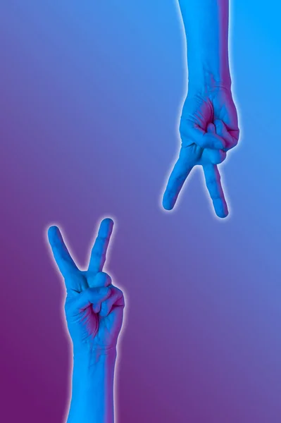 Victory gebaar handen in een surrealistische stijl in violet blauwe neon kleuren. Moderne psychedelische creatieve element met menselijke palm voor posters, spandoeken, behang. Tijdschrift stijl sjabloon. Kopieerruimte. — Stockfoto