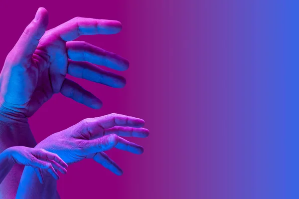 Hände im surrealen Stil in violettblauen Neonfarben. Modernes psychedelisches Gestaltungselement mit menschlicher Handfläche für Poster, Banner, Tapeten. Kopieren Sie Platz für Text. Stilvorlage für Magazine. Popart-Kultur. — Stockfoto