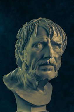 Lucius Seneca 'nın antik heykelinin bronz renkli alçıtaşı kopyası koyu renkli arka planda sanatçılar için. Seneca MÖ 4-65 Roma stoik filozofu, devlet adamı ve geleceğin imparatoru Nero 'nun öğretmeni..