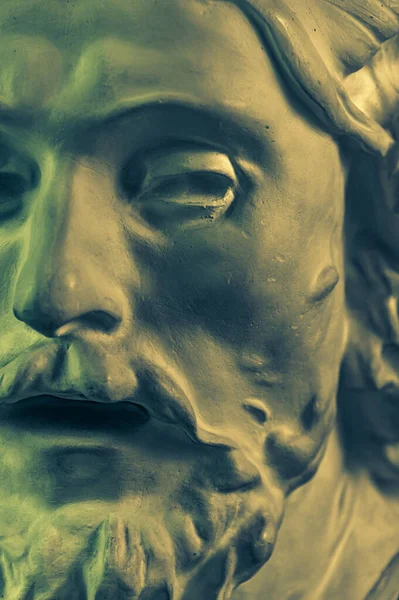 Närbild färgglada porträtt. Gypsum kopia av antik staty av John Döparen huvud för konstnärer. Gipsskulptur man ansikte. Johannes döpte Jesus. Konstaffisch i gula och blå ljusa färger. — Stockfoto