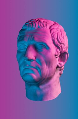 Guy Julius Caesar Octavian Augustus 'un antik heykelinin mavi alçıtaşı kopyası. Renkli arka planda izole edilmiş sanatçılar için. Rönesans dönemi. İnsan yüzünün alçı heykeli. Sanat tasarımı için şablon.