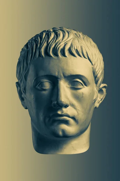 Bronz színű gipsz másolata ókori szobor Germanicus Julius Caesar fejét művészek sárgaréz háttér. Reneszánsz kor. Gipsz szobor az ember arcáról. Műtárgytervezés sablonja — Stock Fotó