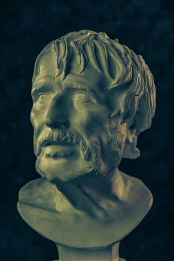 Lucius Seneca 'nın antik heykelinin bronz renkli alçıtaşı kopyası koyu renkli arka planda sanatçılar için. Seneca MÖ 4-65 Roma stoik filozofu, devlet adamı ve geleceğin imparatoru Nero 'nun öğretmeni..