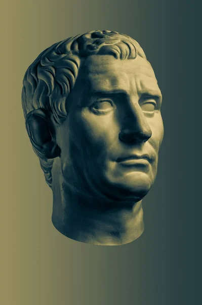 Bronzová barva sádrovec kopie starověké sochy Guy Julius Caesar Octavian Augustus hlavu pro umělce izolované na mosazném pozadí. Renesanční epocha. Sádrová plastika muž face.Template pro umělecký design — Stock fotografie