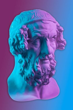 Homer 'ın heykelinin renkli alçıtaşı kopyası sanatçılar için. İnsan yüzünün alçıdan yapılmış antik heykeli. Antik Yunan şair ve filozof Homer, İlyada ve Odesa şiirlerinin efsanevi yazarıdır..