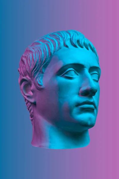 Cópia de gesso púrpura azul da antiga estátua de Germânico Júlio César cabeça para artistas isolados em fundo colorido. Época renascentista. Escultura de gesso do homem face.Template para design de arte — Fotografia de Stock
