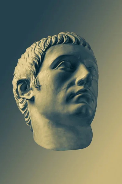 Germanicus Julius Caesar 'ın antik heykelinin bronz renkli alçıtaşı kopyası pirinç arka plandaki sanatçıların başı. Rönesans dönemi. Erkek yüzünün alçı heykeli. Sanat tasarımı şablonu — Stok fotoğraf
