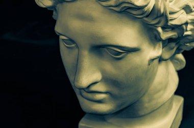 Bronz renkli alçıtaşı Apollo Güneş Tanrısı 'nın antik heykeli ve arka plandaki sanatçılar için şiir başlığı. Rönesans dönemi. Erkek yüzünün alçı heykeli. Şablon tasarımı DJ, moda, poster