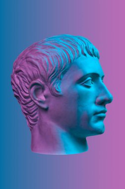 Germanicus Julius Caesar 'ın antik heykelinin mavi, mor alçıtaşı kopyası renkli arka planda izole edilmiş sanatçıların başı. Rönesans dönemi. Erkek yüzünün alçı heykeli. Sanat tasarımı şablonu