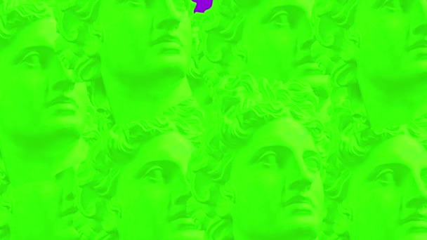 Vaporwave stylad med flera gröna antika byster av en grek på lila bakgrund. Figurerna på en uråldrig mans ansikte. Stoppa rörelse animation. Apollo stenskulptur. Videon. Klassiskt statyhuvud. GIF. Konst — Stockvideo