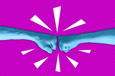 Savaş, yüzleşme, tekme konsepti. Posterler, afişler ve duvar kağıtları için minimalist tarzda iki insan yumruğu olan çağdaş sanat kolajı. Popüler sanat tarzında parmakları yumruğa sıkışmış modern poster..