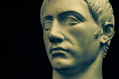 Germanicus Julius Caesar 'ın antik heykelinin bronz renkli alçıtaşı kopyası siyah arka plandaki sanatçılar için. İnsan yüzünün alçı heykeli. Sanat tasarımı için şablon. Rönesans çağı