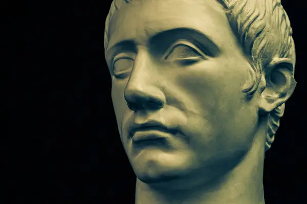 Bronzefarbene Gipskopie Einer Antiken Statue Des Germanikus Julius Caesar Für Stockfoto