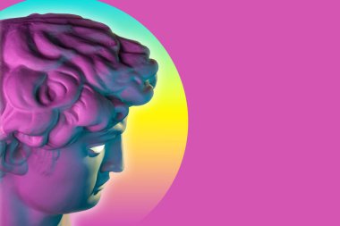 David 'in parlak neon renkli baş heykelinin antik heykeli. Michelangelo 'nun genç heykeli David ile yaratıcı konsept kolajı. DJ, moda ve fantezi için punk tasarımı. Çağdaş sanat posteri.