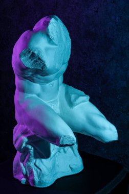 Renkli neon ışıkta çıplak erkek heykelinin ünlü antik Yunan mermer parçalarının kopyası. Sanatçılar için Belvedere Torso heykelinin alçıtaşı kopyası. Sanat, DJ, moda, poster, zine için şablon tasarımı.