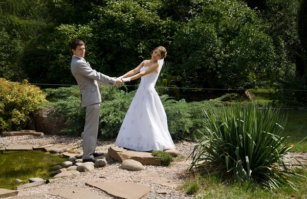 Bride and groom walking — Stock Photo, Image