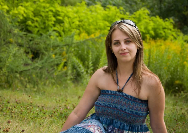 Beautiful woman on nature — Stock Photo, Image