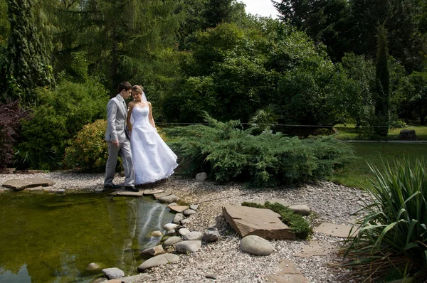 Bride and groom walking — Stock Photo, Image