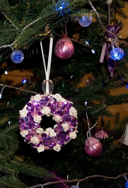 나무에 크리스마스 장난감 — 스톡 사진