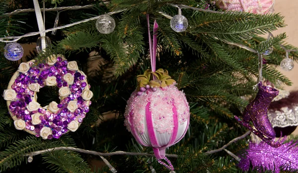 Kerstversiering op boom — Stockfoto