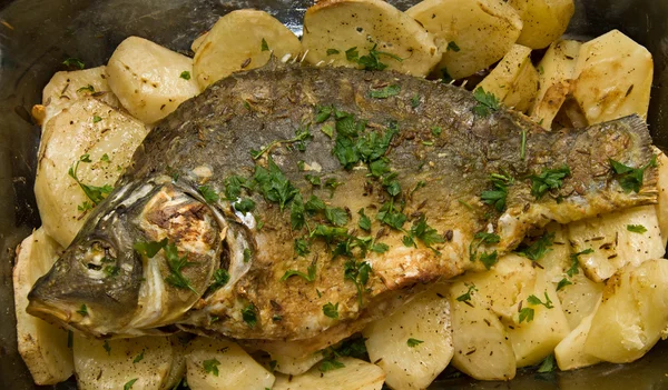 Pescado al horno y patatas —  Fotos de Stock