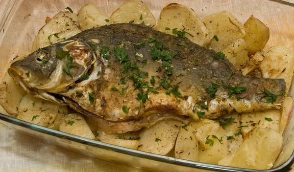 Печеная рыба и картофель — стоковое фото
